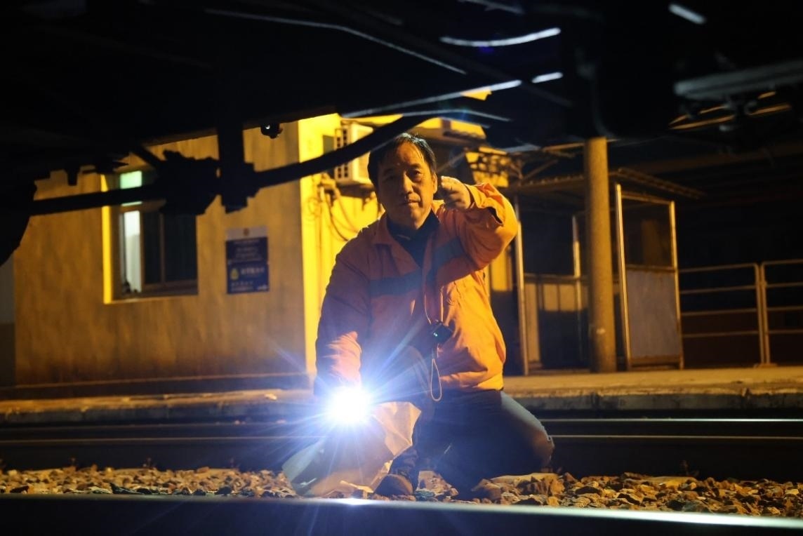 凌晨2點(diǎn)，李金饒正在檢查關(guān)門車。陸佳駿攝