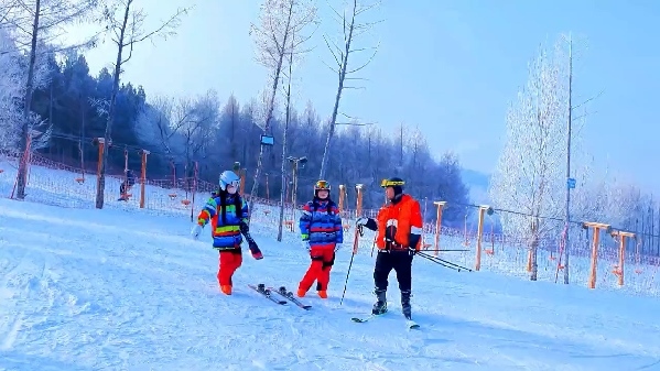 新春走基層｜滑雪場上過春節(jié)！冰城“冷資源”變成“熱經(jīng)濟”