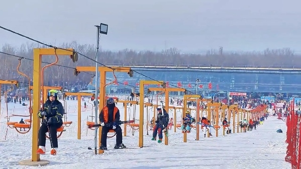 新春走基層｜滑雪場上過春節(jié)！冰城“冷資源”變成“熱經(jīng)濟”