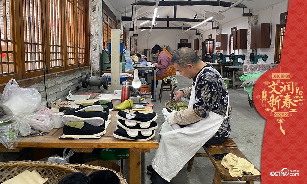 唐昌布鞋坊內的工人正在趕制布鞋。王凡攝