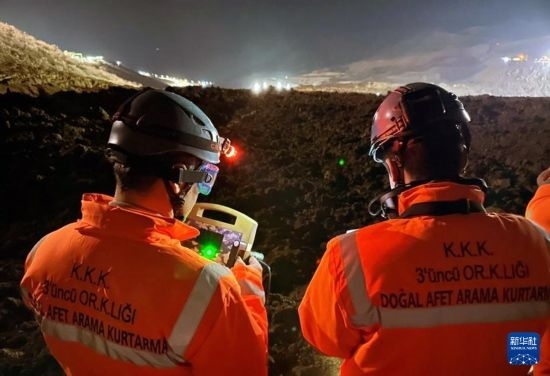 2月13日，救援人員在土耳其東部埃爾津詹省伊利奇區(qū)礦難現(xiàn)場工作。新華社發(fā)（穆斯塔法·卡亞攝）