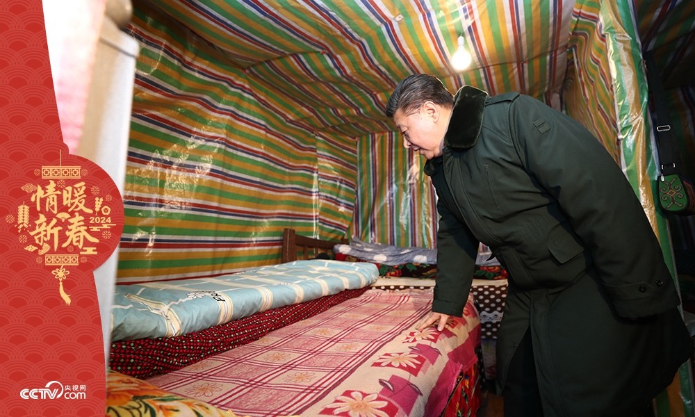 2018年2月11日，習(xí)近平總書記在四川三河村貧困戶吉好也求家中看望。