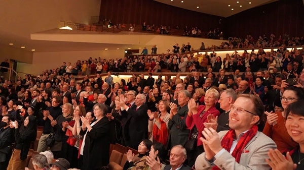 中德觀眾觀看中央民族樂團(tuán)“”天地永樂·中國節(jié)“”音樂會(huì)。中國駐德國大使館供圖