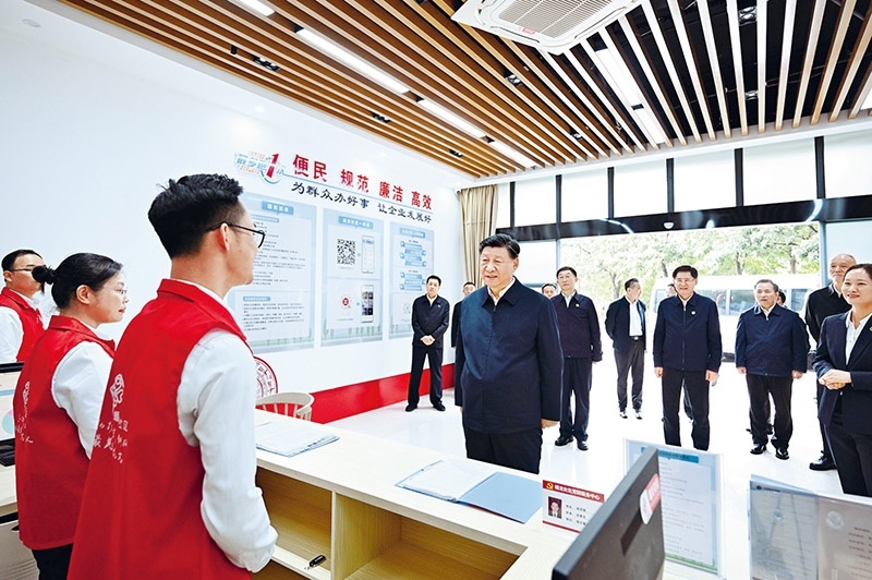 2023年12月14日至15日，中共中央總書記、國家主席、中央軍委主席習近平在廣西考察。這是14日上午，習近平在南寧市良慶區(qū)蟠龍社區(qū)黨群服務(wù)中心考察。 新華社記者 燕雁/攝