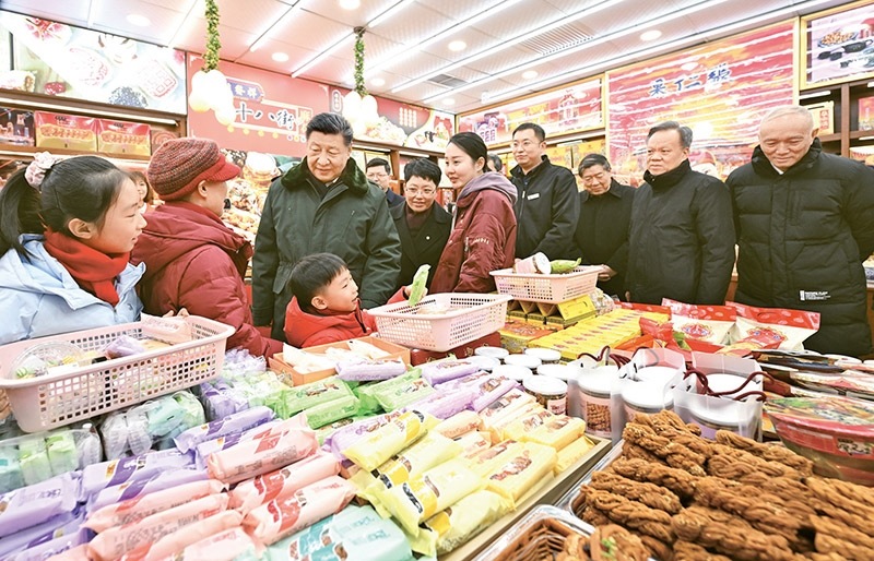 2024年2月1日至2日，中共中央總書記、國家主席、中央軍委主席習近平來到天津，看望慰問基層干部群眾。這是1日下午，習近平在天津古文化街考察時，走進店鋪同現(xiàn)場群眾互動交流。 新華社記者 謝環(huán)馳/攝