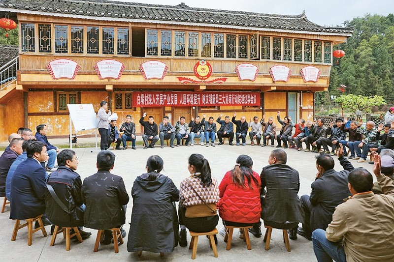圖為2023年4月6日，貴州省黔東南苗族侗族自治州施秉縣白垛鄉(xiāng)白垛村村民在討論產(chǎn)業(yè)發(fā)展、人居環(huán)境提升、鄉(xiāng)村文明建設(shè)相關(guān)事宜。 人民圖片 磨桂賓/攝