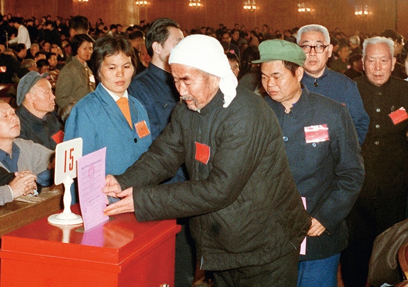 我國現(xiàn)行憲法于1982年12月4日由第五屆全國人大第五次會議通過并公布施行。根據(jù)改革開放和社會主義現(xiàn)代化建設(shè)的實踐和發(fā)展，全國人大于1988年、1993年、1999年、2004年、2018年先后5次作出必要的、也是十分重要的修正。圖為出席第五屆全國人民代表大會第五次會議的代表投票表決《中華人民共和國憲法》（資料照片）。 新華社發(fā)