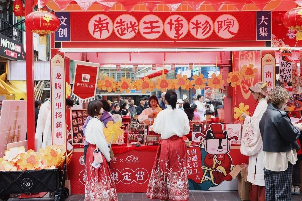 在西湖花市的南越王博物院攤位，文創(chuàng)與花市的跨界融合吸引了不少市民游客駐足。（南越王博物院供圖）