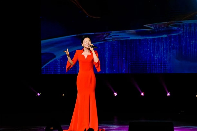 女高音歌唱家陳思思演唱《但愿人長久》。趙 靖攝