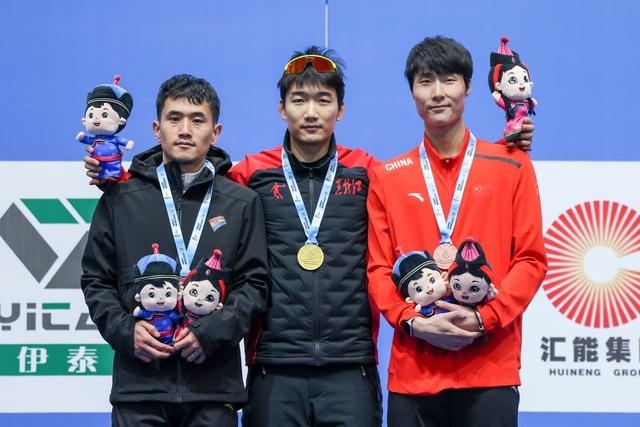 1月12日，“十四冬”速度滑冰（公開組）男子500米比賽，冠軍黑龍江隊選手高亭宇（中）、亞軍遼寧隊選手楊濤（左）、季軍河北隊選手李添龍在頒獎儀式上合影。新華社記者 王楷焱 攝