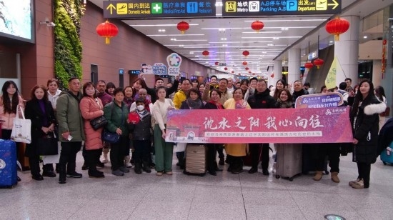 2月11日，一批馬來西亞游客抵達(dá)沈陽桃仙國際機(jī)場。新華社發(fā)