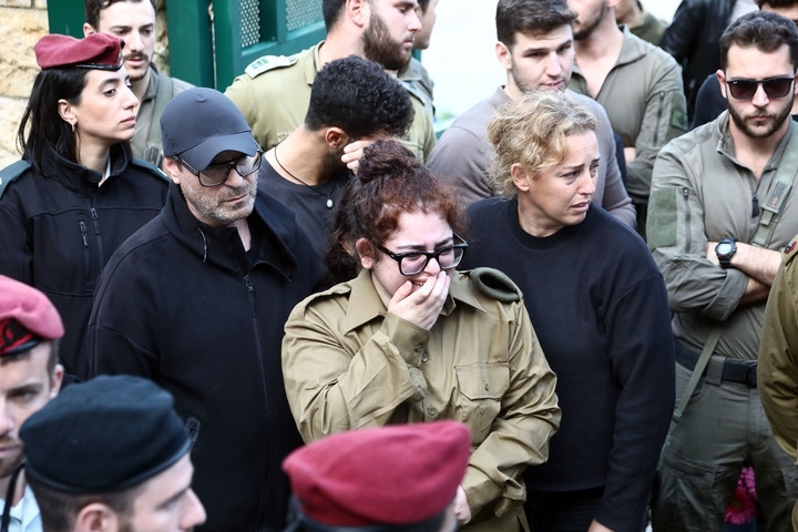 1月23日，在以色列特拉維夫的一處公墓，人們參加一名以色列士兵的葬禮。新華社發(fā)（吉德翁·馬科維奇攝/基尼圖片社）