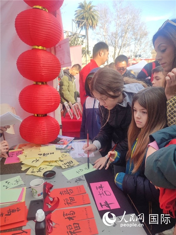 羅馬當?shù)孛癖妼h字充滿興趣。人民網(wǎng)記者鄭彬攝