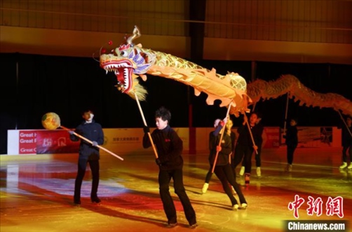 當(dāng)?shù)貢r間2月17日晚，作為農(nóng)歷甲辰龍年“歡樂春節(jié)”系列活動之一，別具特色的青少年冰上春晚在加拿大多倫多舉行。圖為青少年表演冰上舞龍。 中新社記者 余瑞冬 攝