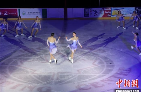 當(dāng)?shù)貢r間2月17日晚，青少年冰上春晚在加拿大多倫多舉行。圖為曾獲加拿大全國冠軍的一支青少年花滑隊進(jìn)行集體自由滑表演。 中新社記者 余瑞冬 攝