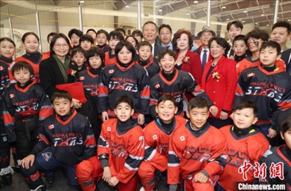 當(dāng)?shù)貢r間2月17日晚，青少年冰上春晚在加拿大多倫多舉行。圖為中國駐多倫多總領(lǐng)事羅偉東和主辦方代表、與會嘉賓與“未來之星”冰球隊華裔少年冰球手們合影。 中新社記者 余瑞冬 攝