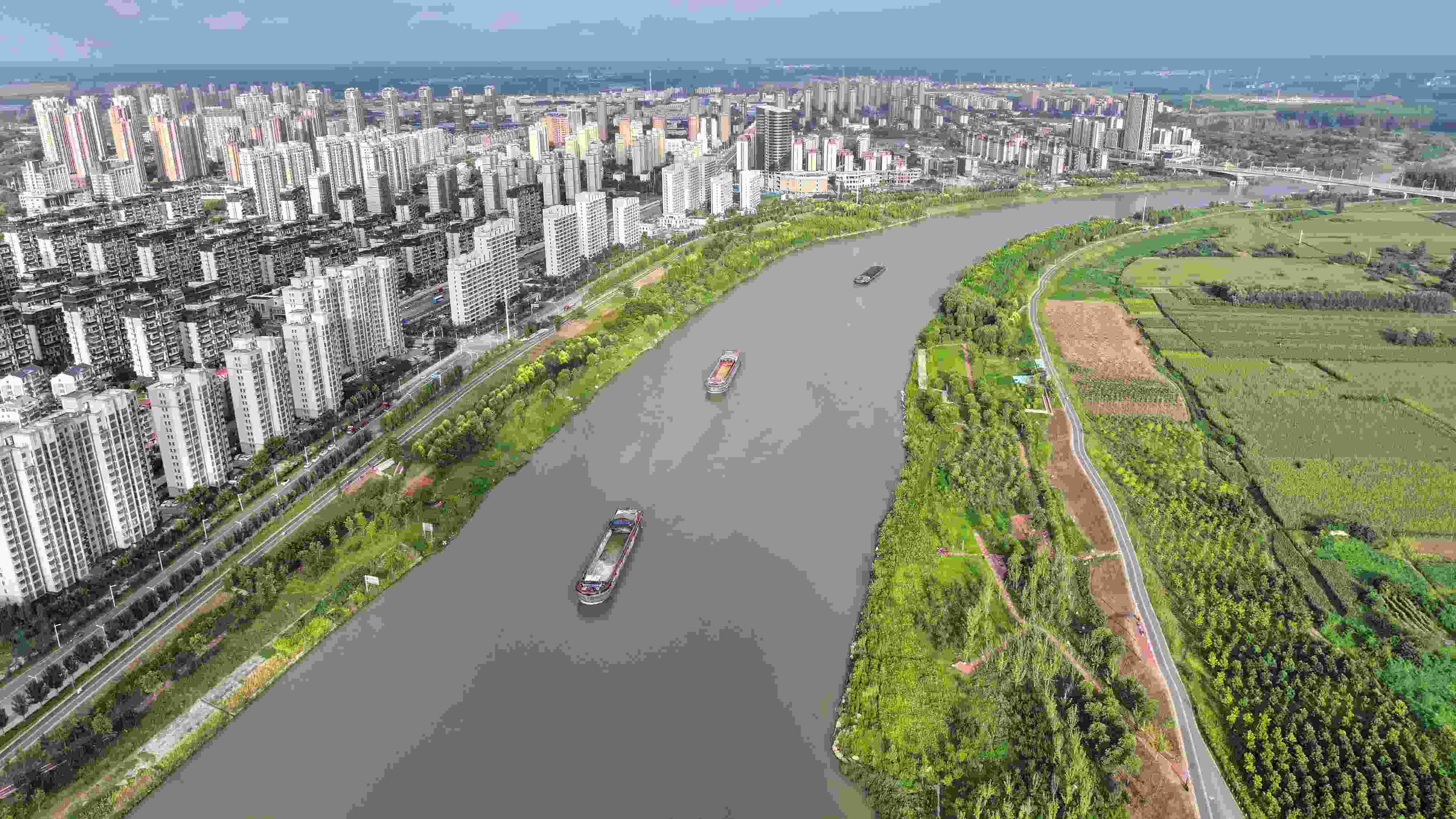 △ 2023年8月21日，安徽阜陽，初秋時節(jié)，界首城市建設(shè)與沙潁河水系、橋梁和綠植相映襯，構(gòu)成一幅生態(tài)宜居的美麗畫卷。