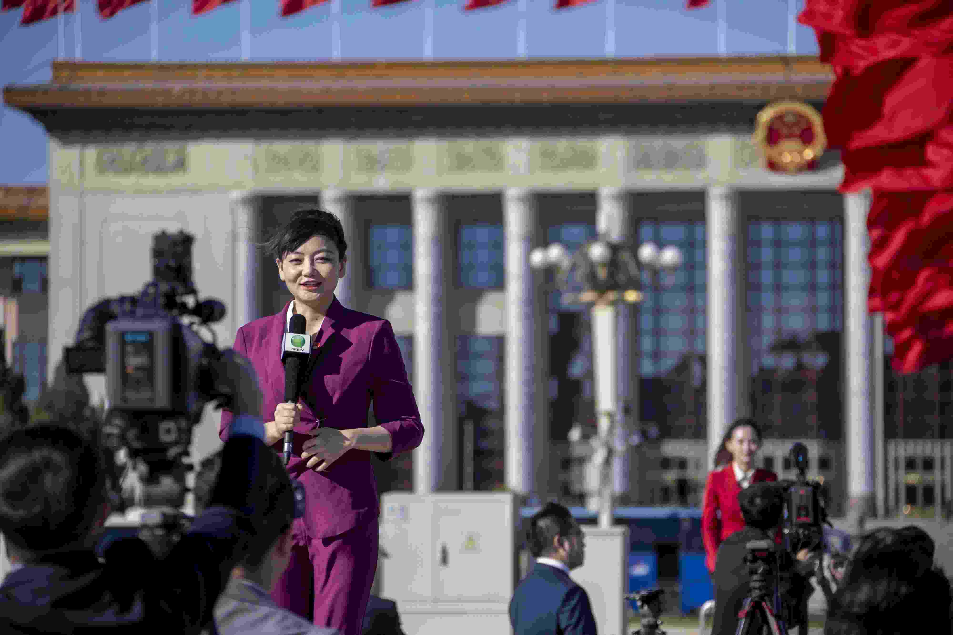 △ 2022年10月22日，北京人民大會堂，中國共產(chǎn)黨第二十次全國代表大會勝利閉幕，媒體記者戶外進行現(xiàn)場報道。