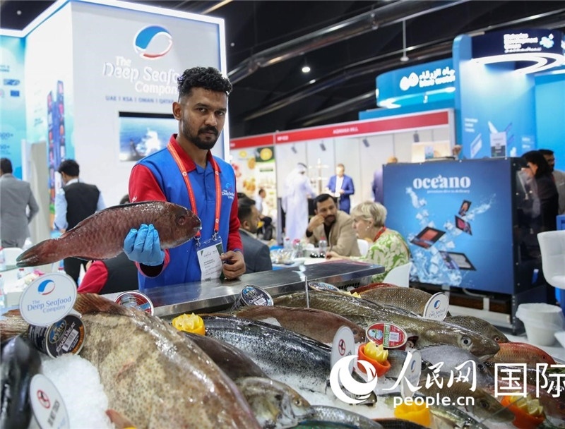 海灣食品展上，一位展商在展示海產(chǎn)品。人民網(wǎng) 塔里克·易卜拉欣攝