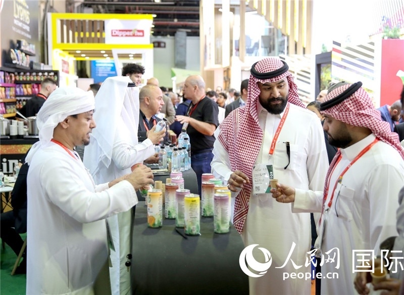 圖為專業(yè)觀眾在海灣食品展飲料展區(qū)參觀。人民網(wǎng) 塔里克·易卜拉欣攝