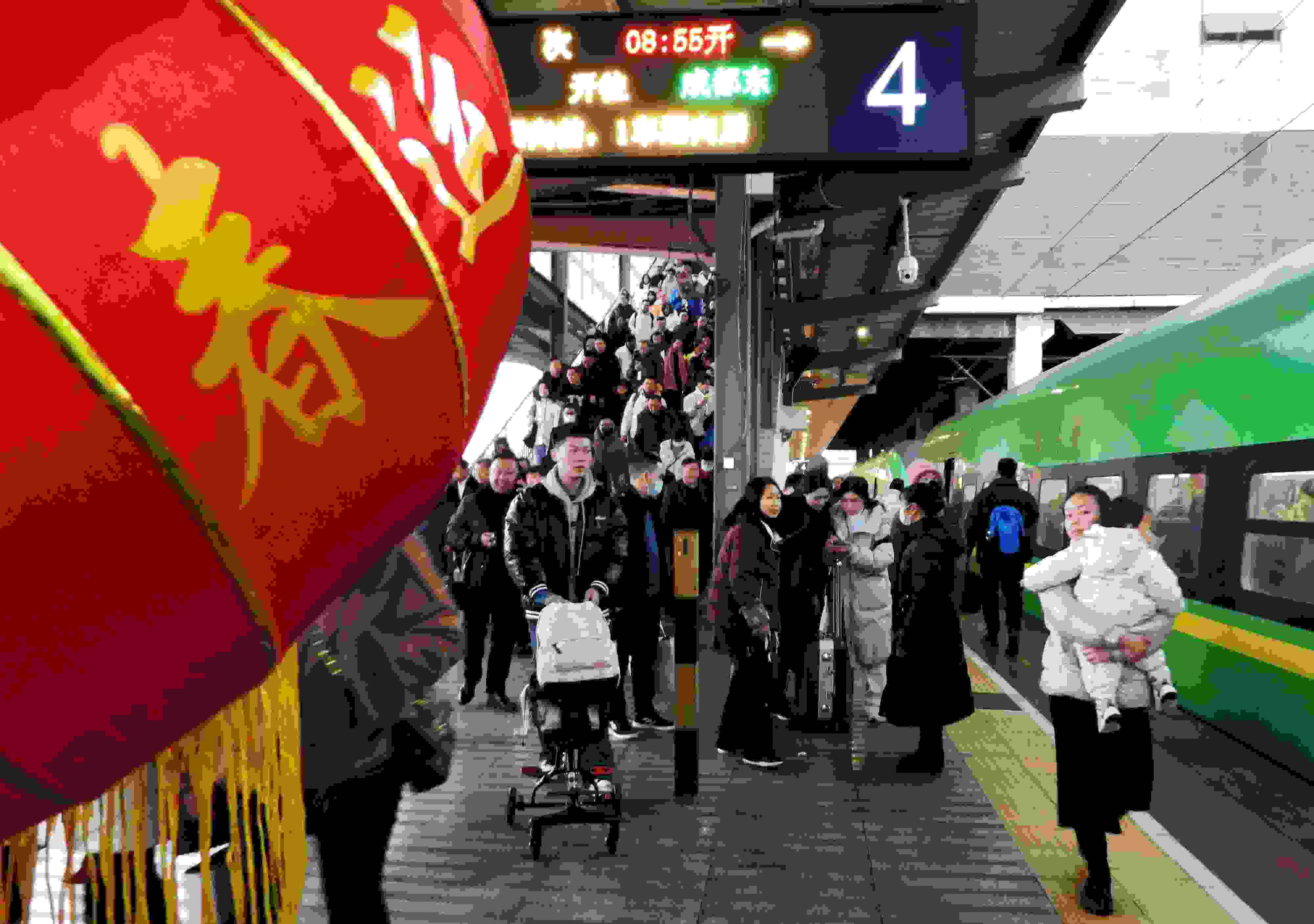 △ 2024年1月26日，四川省達(dá)州市車站，準(zhǔn)備乘坐“復(fù)興號(hào)”動(dòng)車組列車出行的旅客。