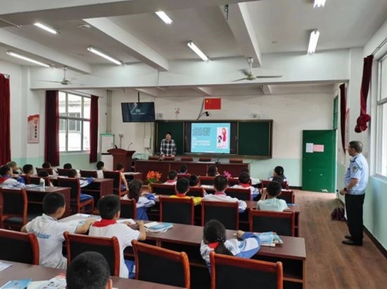 安全知識(shí)宣傳進(jìn)校園。將樂縣農(nóng)業(yè)農(nóng)村局供圖