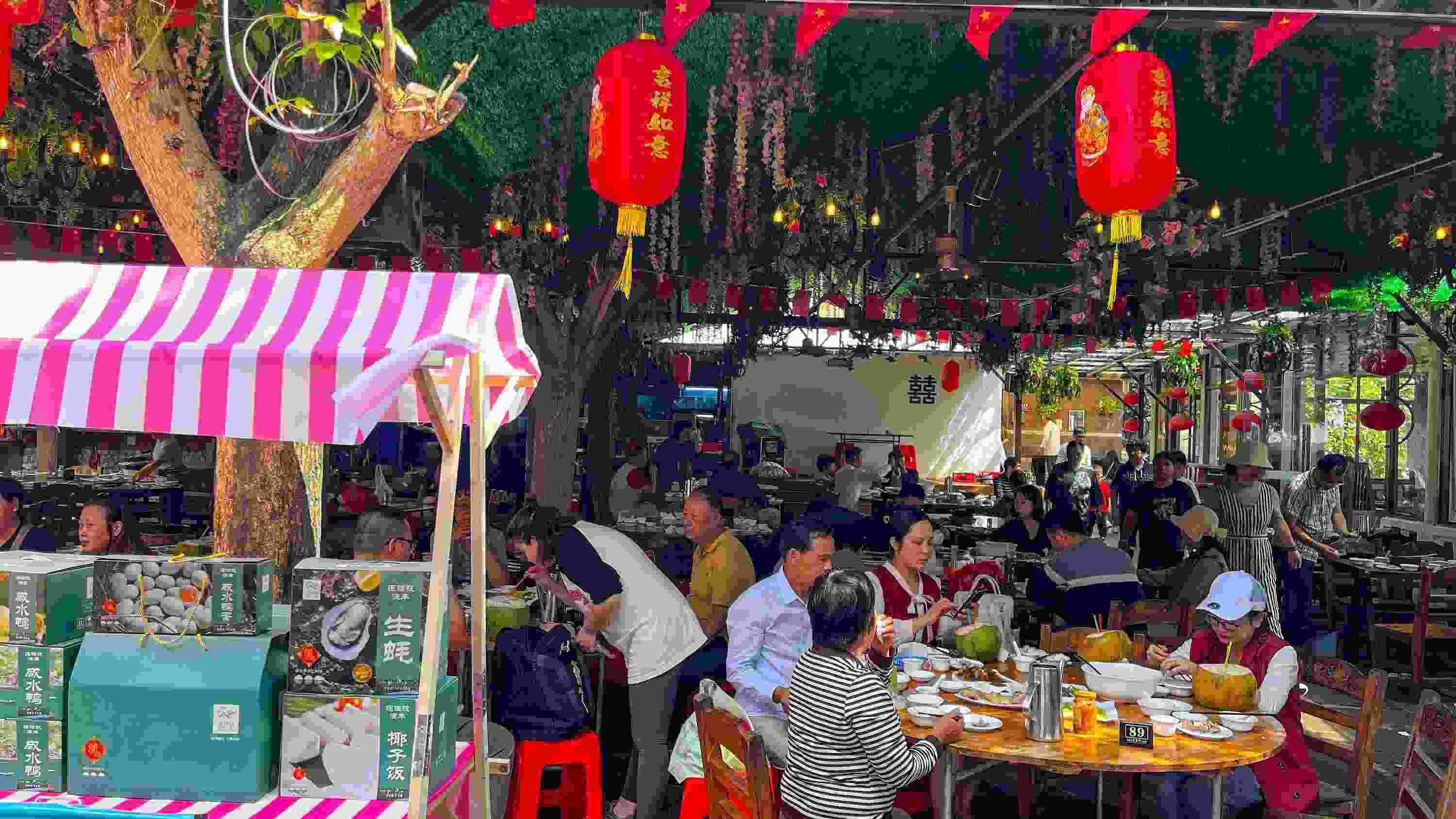 △ 2024年2月17日，春節(jié)假期最后一天，海口鄉(xiāng)村旅游持續(xù)火爆，眾多游客前往漁家樂品嘗特色海鮮和鄉(xiāng)村美食。