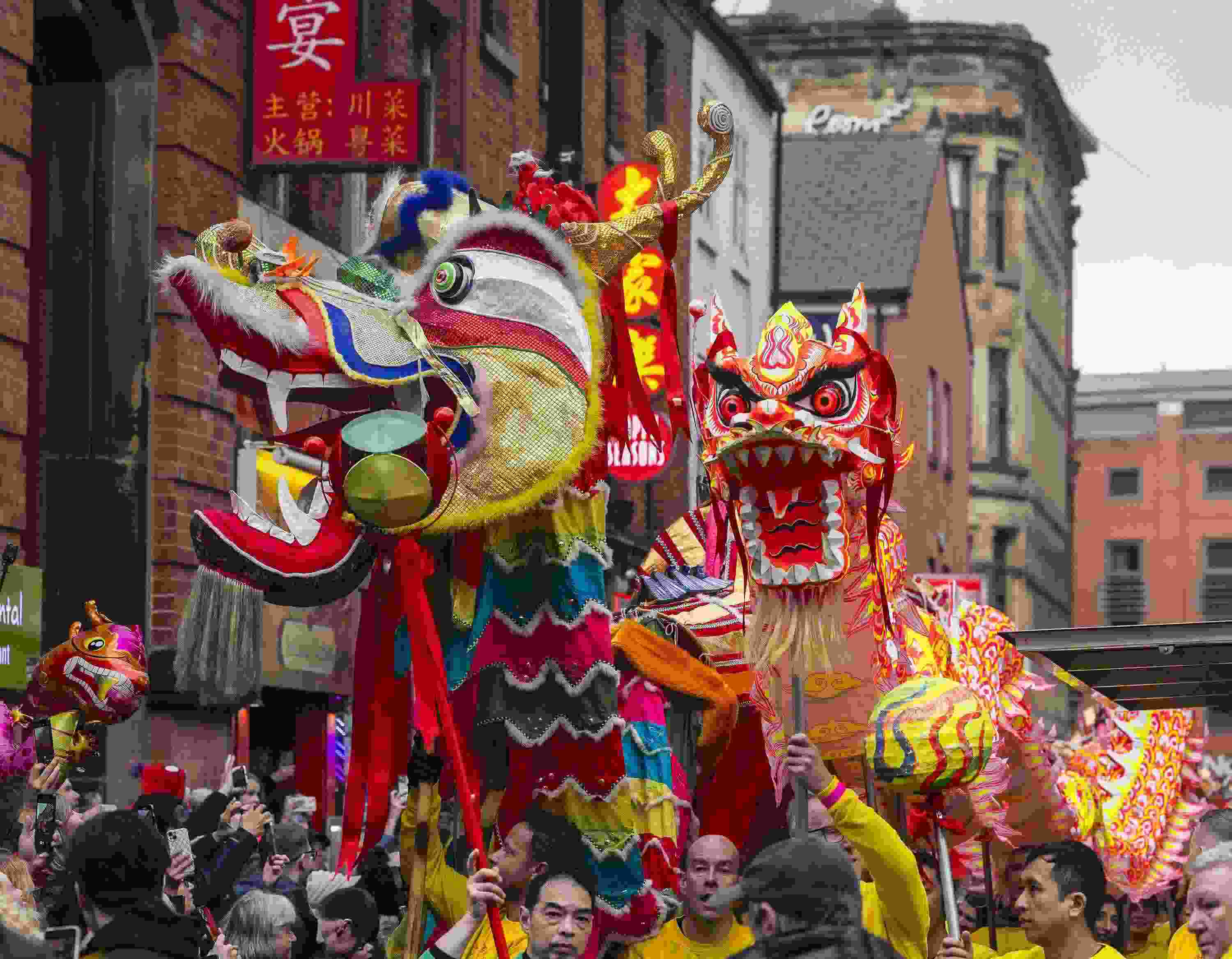 △ 當(dāng)?shù)貢r(shí)間2024年2月11日，英國(guó)曼徹斯特，表演者進(jìn)入中國(guó)城，參加中國(guó)農(nóng)歷龍年春節(jié)的慶?；顒?dòng)。