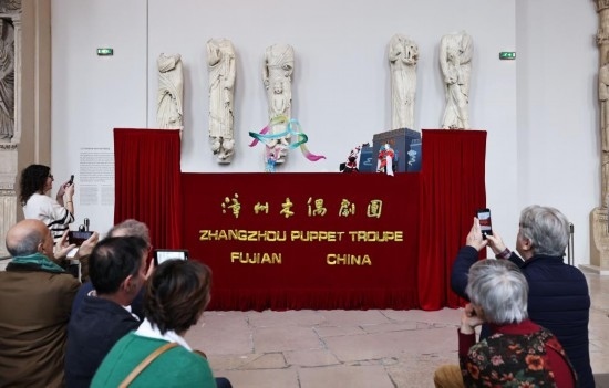 2月10日，在位于法國巴黎埃菲爾鐵塔附近的“建筑與遺產(chǎn)之城”博物館，觀眾欣賞漳州布袋木偶戲。新華社記者高靜攝