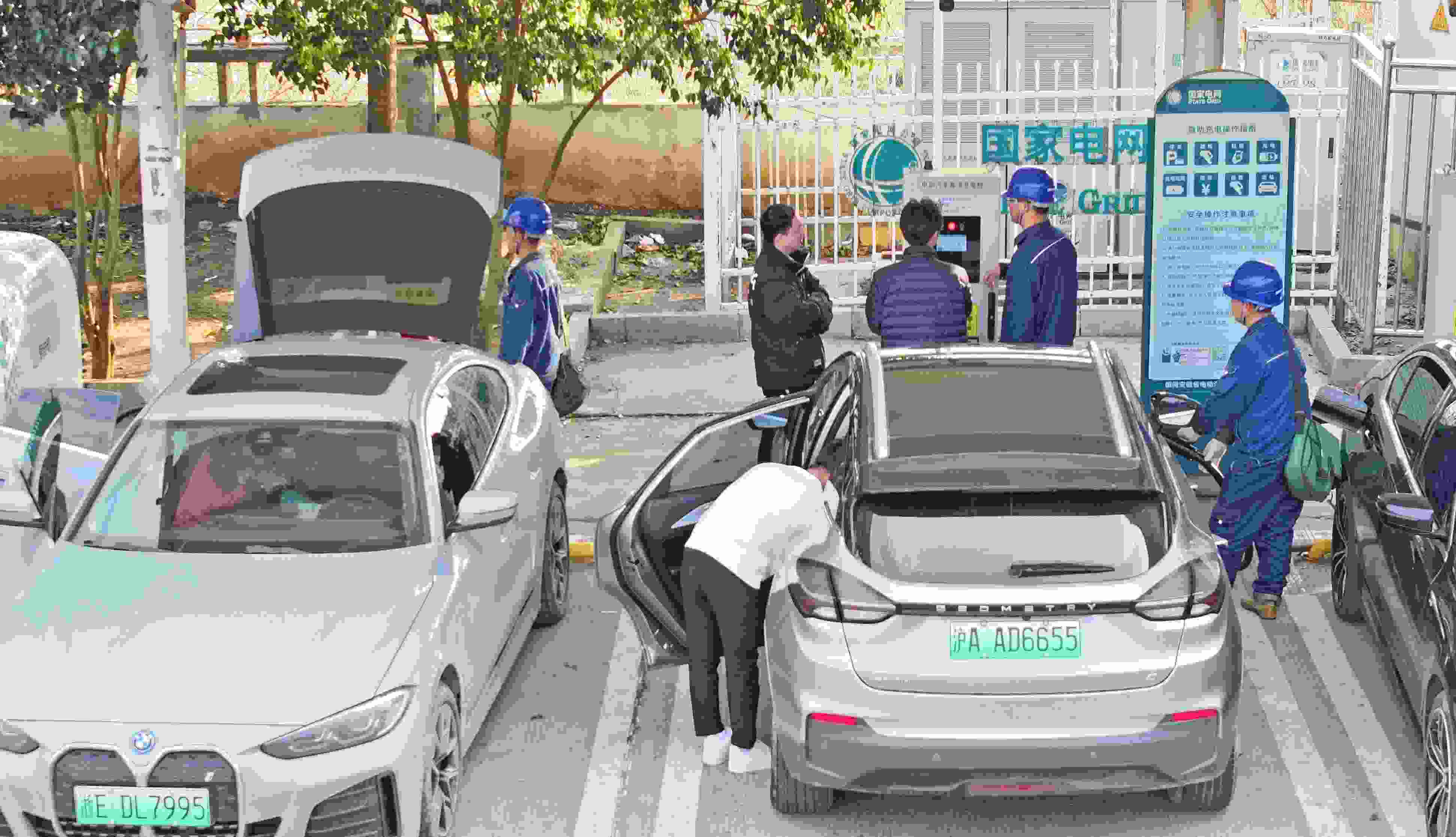 △ 2024年2月17日，安徽滁州來安縣大英鎮(zhèn)境內(nèi)的G36寧洛高速曹莊服務(wù)區(qū)，滁州市供電公司工作人員協(xié)助電動(dòng)汽車車主高效解決充電中遇到的問題。