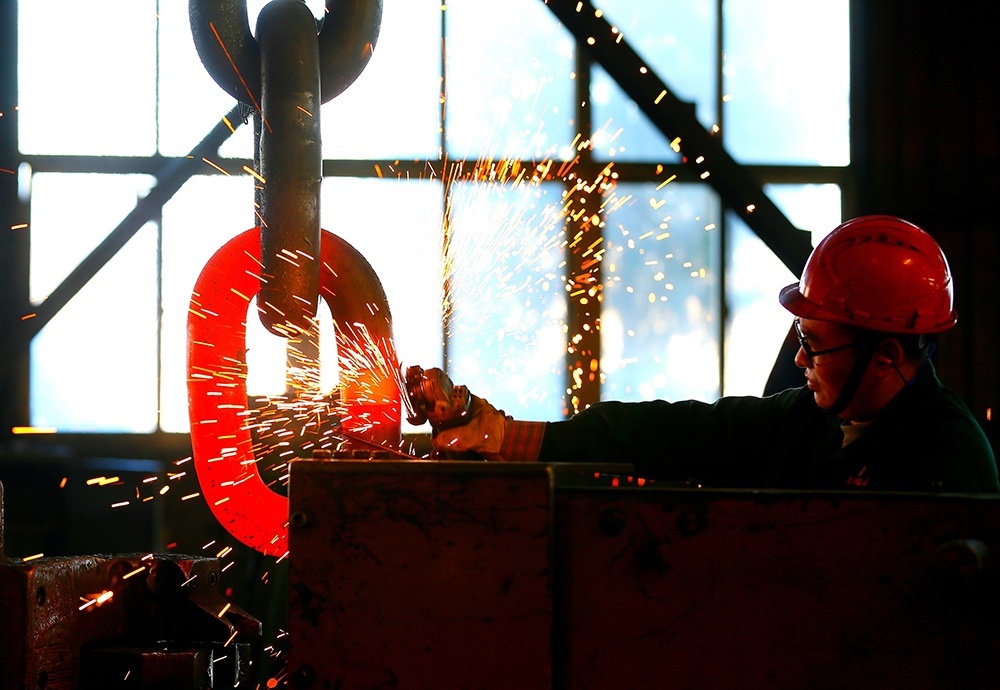 △ 2024年2月17日，青島市，即墨區(qū)靈山街道一家錨鏈企業(yè)，工人正在忙碌。