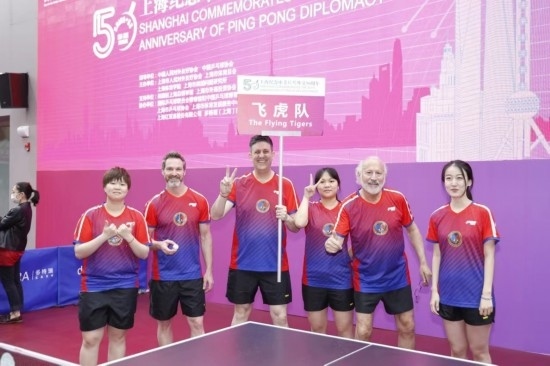 2021年，歐君廷（左三）參加上海紀(jì)念中美乒乓外交50周年活動