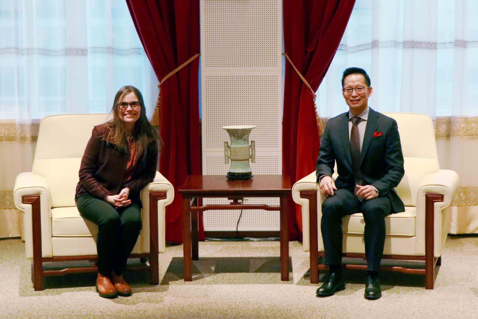 冰島總理雅各布斯多蒂爾（右一）與中國駐冰島大使何儒龍合影。中國駐冰島大使館供圖