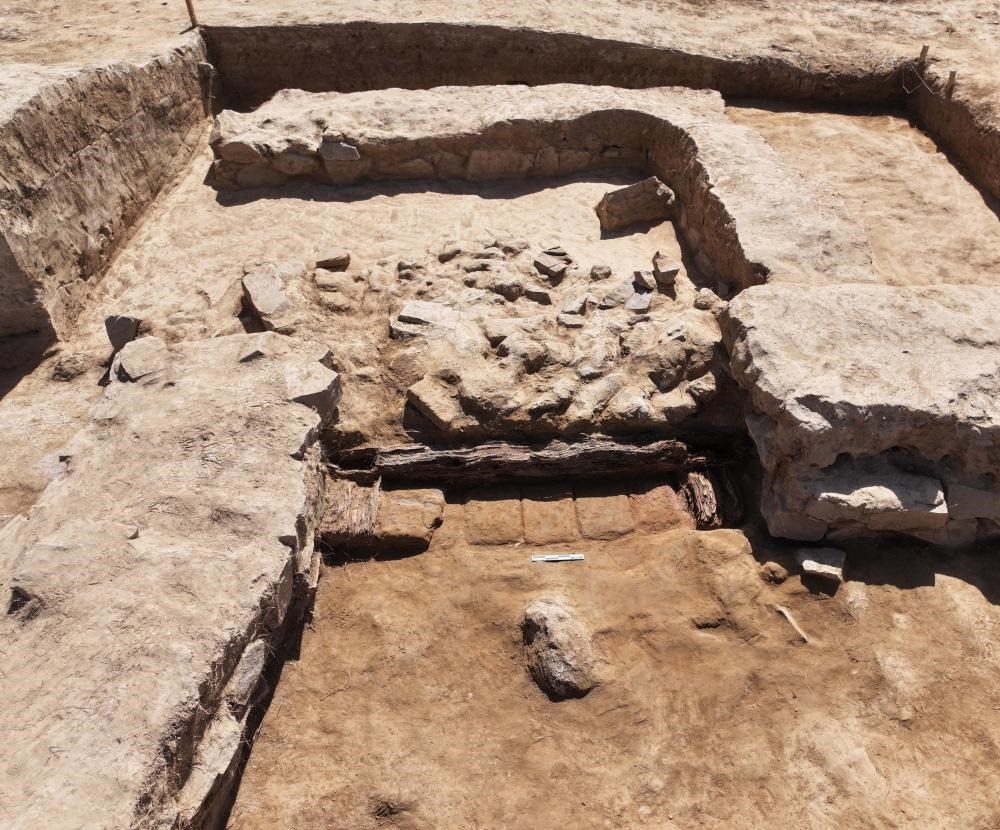 這是都蘭熱水墓群北一區(qū)M37號(hào)（“羊圈墓”）祭祀建筑的木質(zhì)門構(gòu)。