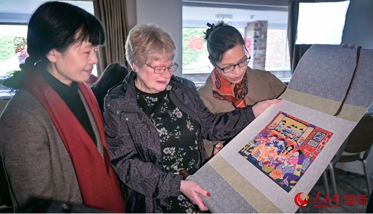 贈送舟山漁民畫。人民網(wǎng) 郭錦標(biāo)攝