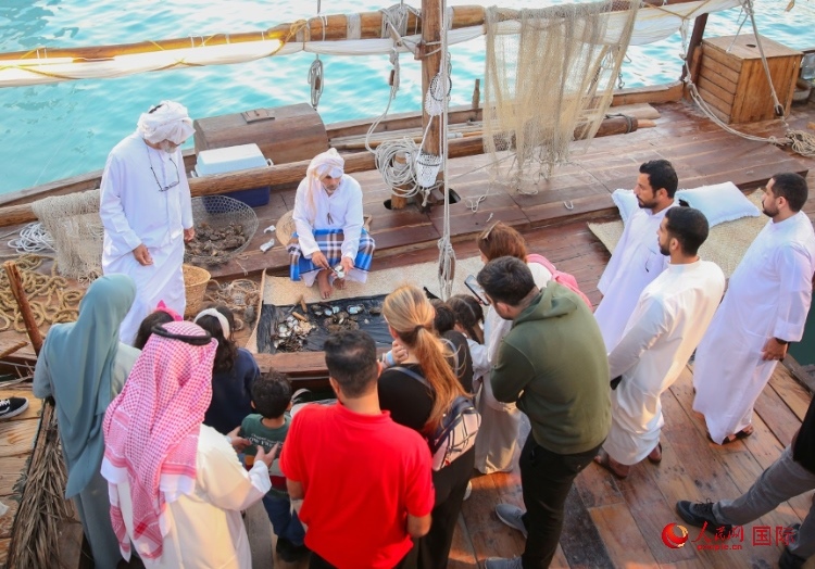 游客了解采珠工作。人民網(wǎng) 塔里克·易卜拉欣攝