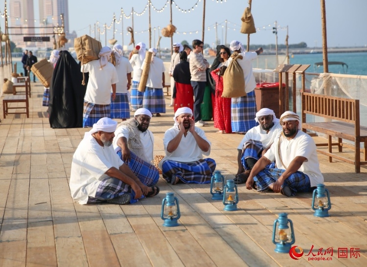 演藝人員展示售賣產(chǎn)品的場(chǎng)景。人民網(wǎng) 塔里克·易卜拉欣攝