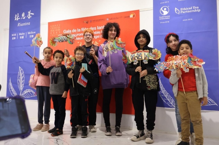 孩子們拿著元宵彩燈合影。拉巴特中國文化中心供圖