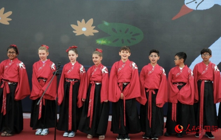 來自世界各地的小朋友一同誦讀中國古詩。人民網(wǎng) 滕婧含攝