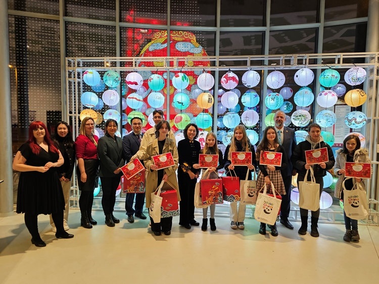 獲獎(jiǎng)學(xué)生合影。翟朝暉攝