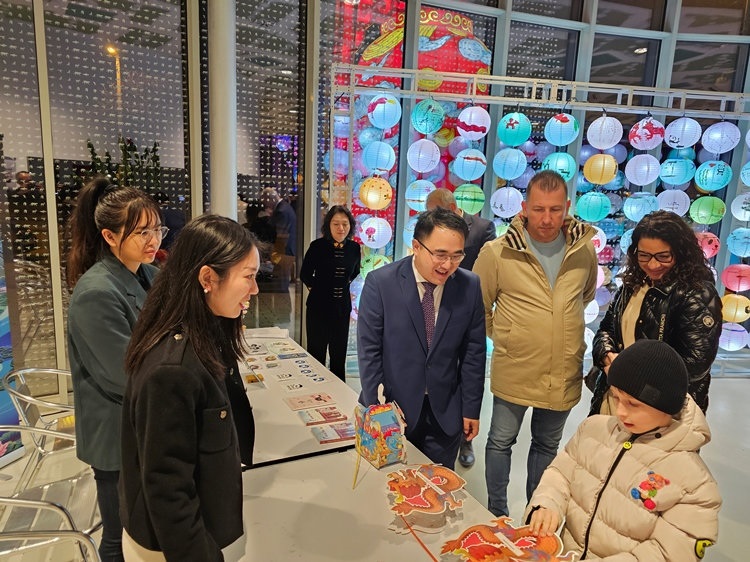 匈牙利小朋友猜燈謎。翟朝暉攝