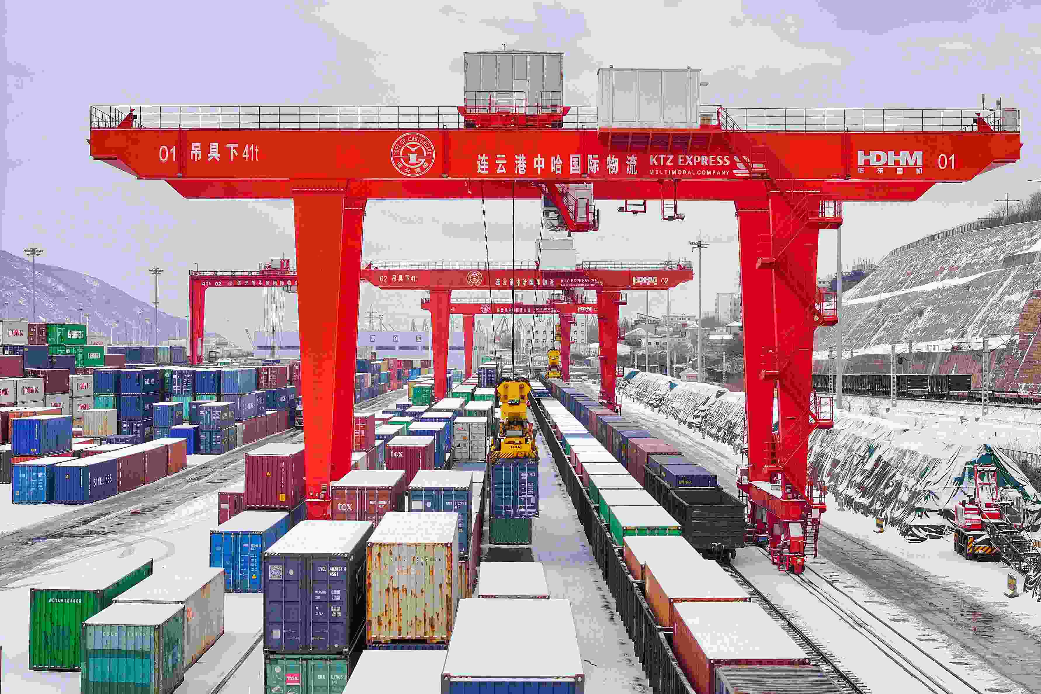 2024年2月22日，江蘇省連云港市中哈連云港物流合作基地，大型機械正在吊裝集裝箱。
