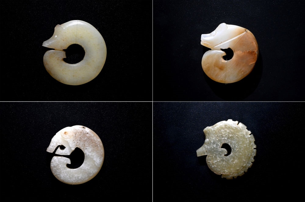 這是在殷墟博物館新館內(nèi)展出的龍形玉玦（拼版照片，1月9日攝）