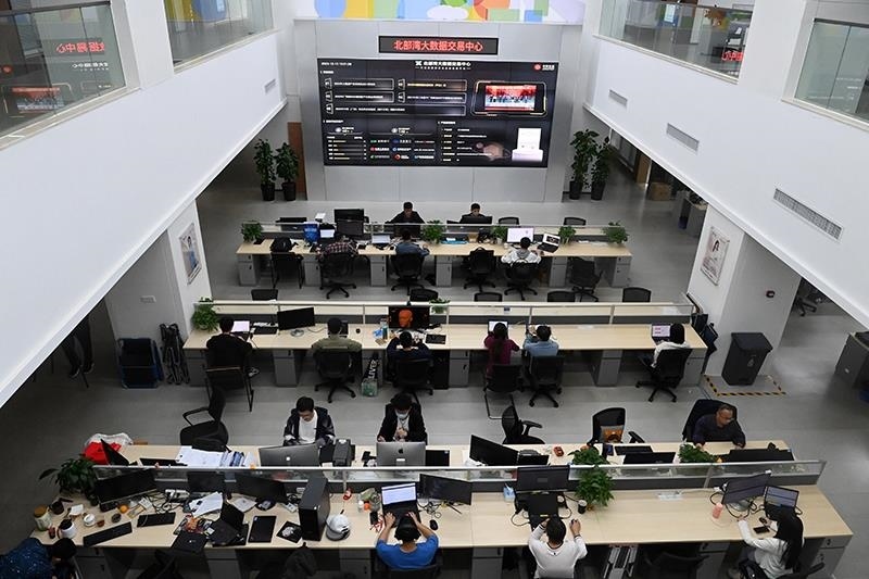 2023年12月12日，中國－東盟信息港股份有限公司員工在工作中。