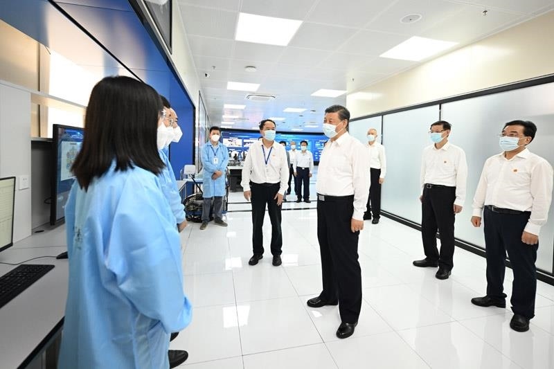 2023年7月6日，習近平總書記在江蘇南京市考察紫金山實驗室時，同科研人員親切交流。