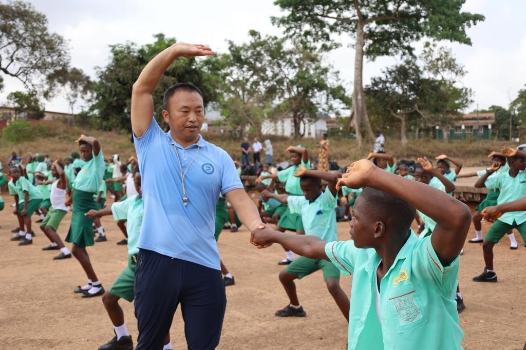 2月20日，在塞拉利昂首都弗里敦，來(lái)自塞拉利昂大學(xué)孔子學(xué)院的武術(shù)教師劉偉在為當(dāng)?shù)貙W(xué)生上武術(shù)課。