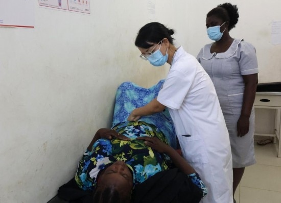 2023年2月27日，在塞拉利昂首都弗里敦，一名中國(guó)醫(yī)療隊(duì)的醫(yī)生正在為患者檢查身體。