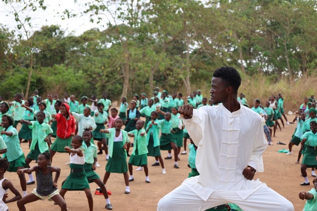 2月20日，在塞拉利昂首都弗里敦，當(dāng)?shù)貙W(xué)生在上武術(shù)課。