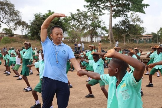 2月20日，在塞拉利昂首都弗里敦，來自塞拉利昂大學(xué)孔子學(xué)院的武術(shù)教師劉偉在為當(dāng)?shù)貙W(xué)生上武術(shù)課。