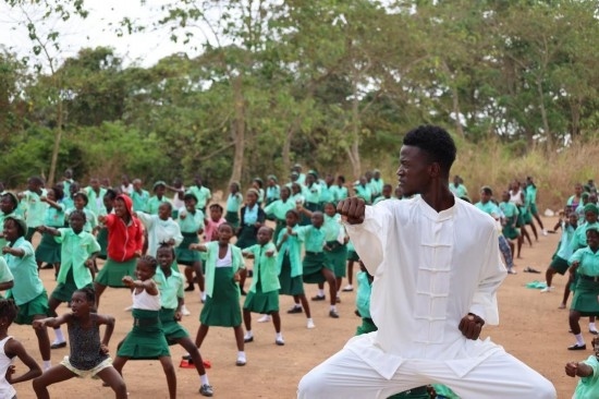 2月20日，在塞拉利昂首都弗里敦，當(dāng)?shù)貙W(xué)生在上武術(shù)課。